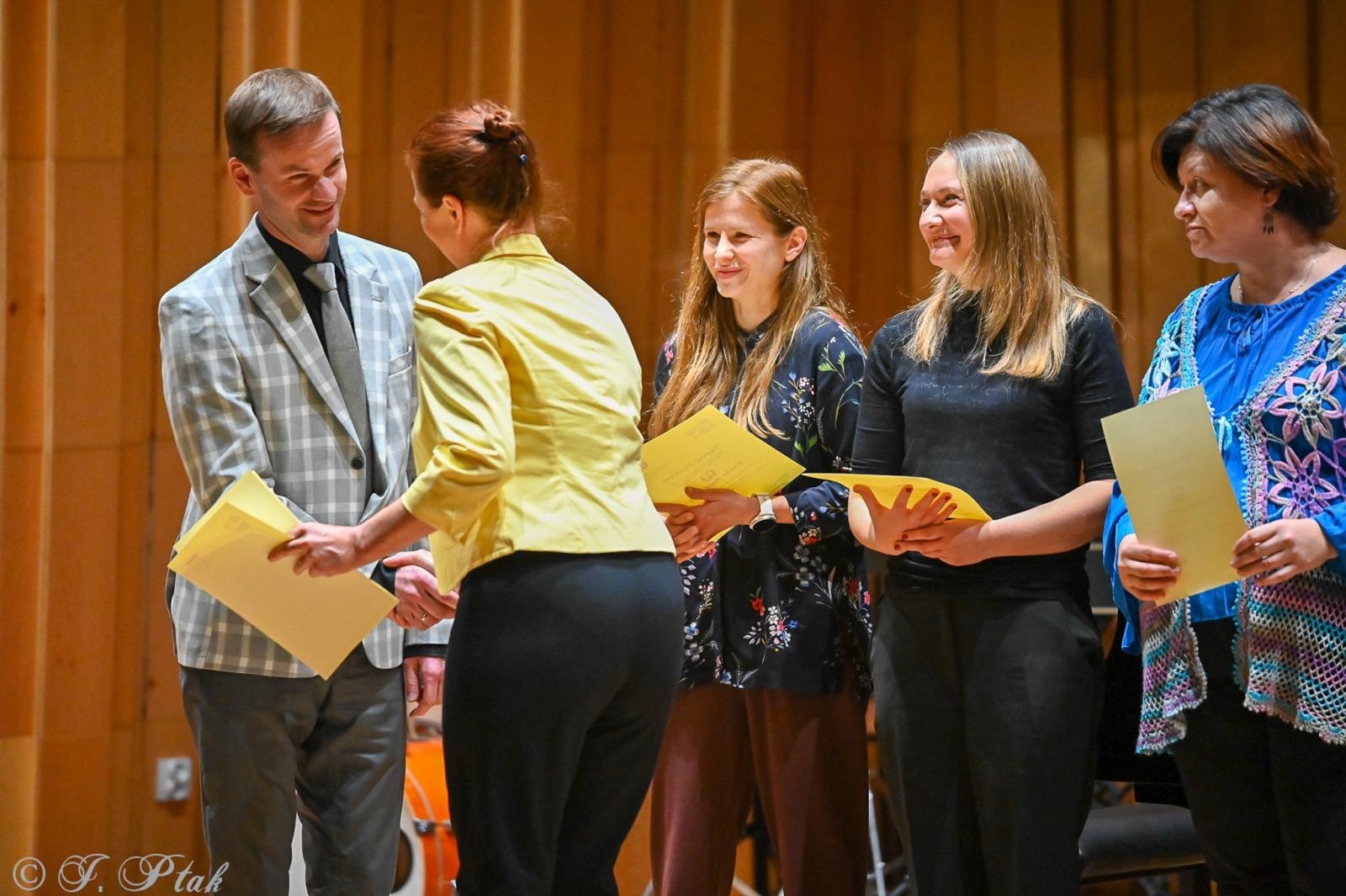Zdjęcie w galerii na portalu naszraciborz.pl: Muzyczny hołd dla nauczycieli w raciborskiej szkole muzycznej wiadomości z regionu