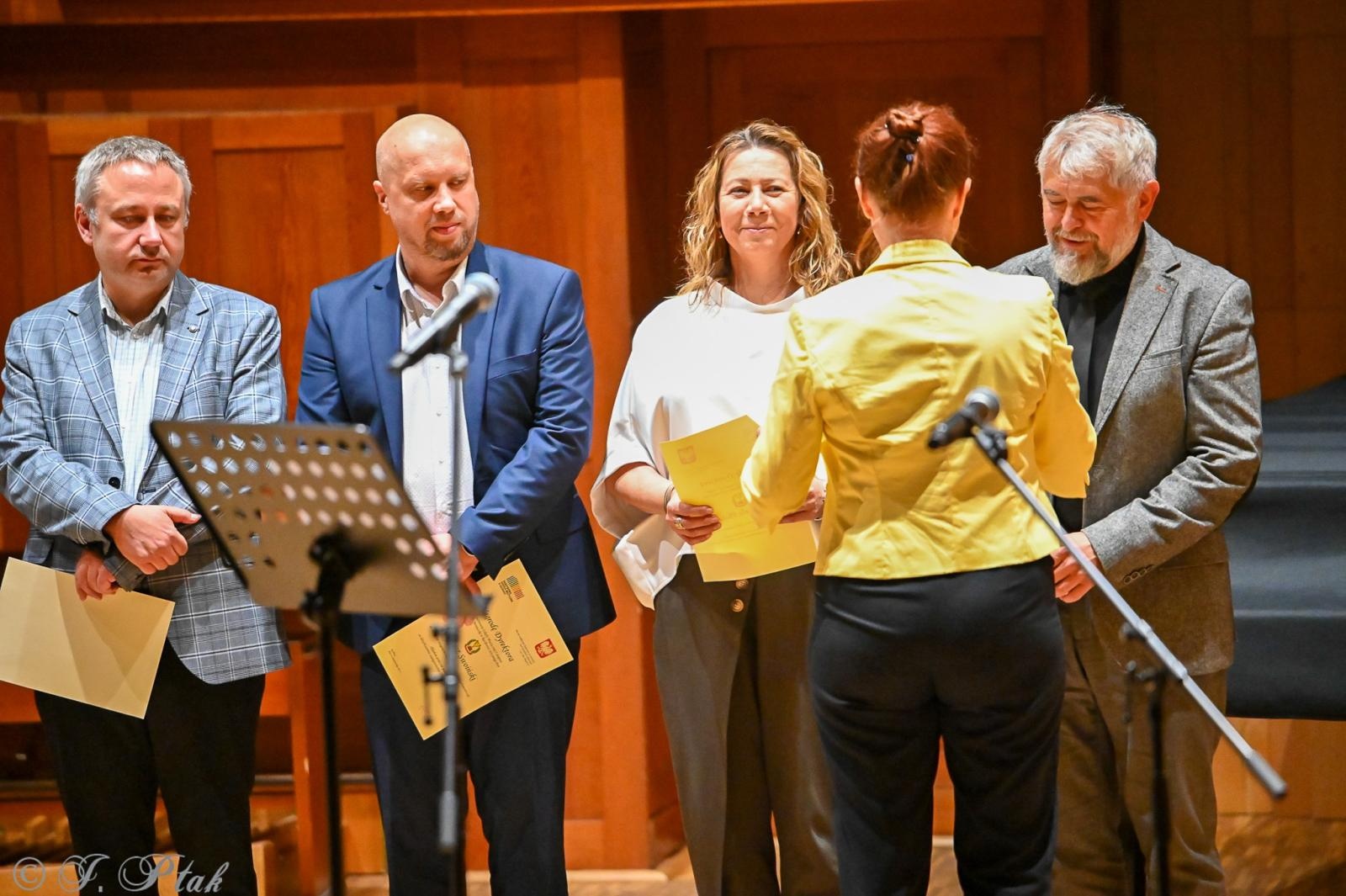Zdjęcie w galerii na portalu naszraciborz.pl: Muzyczny hołd dla nauczycieli w raciborskiej szkole muzycznej wiadomości z regionu