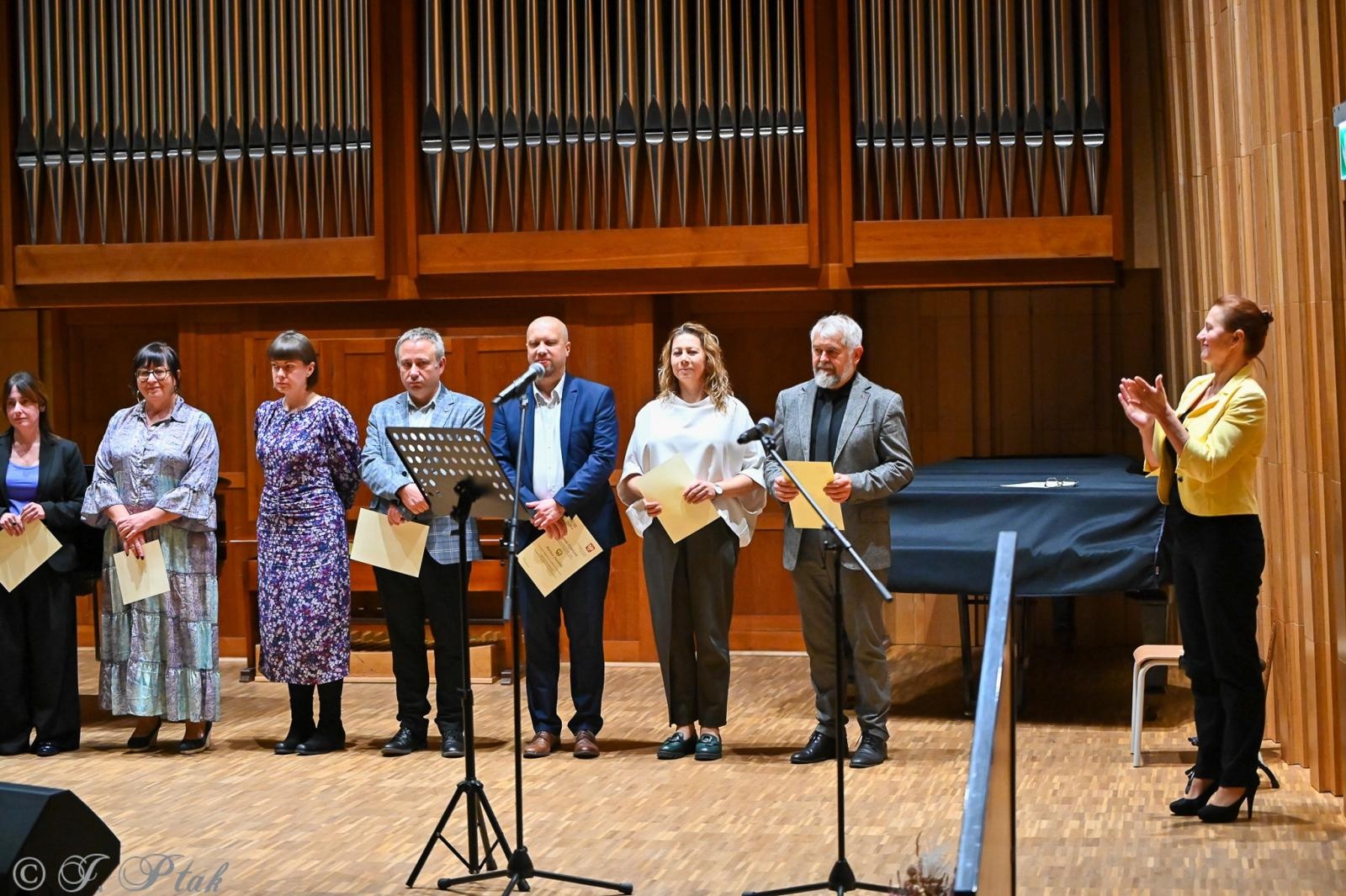 Zdjęcie w galerii na portalu naszraciborz.pl: Muzyczny hołd dla nauczycieli w raciborskiej szkole muzycznej wiadomości z regionu