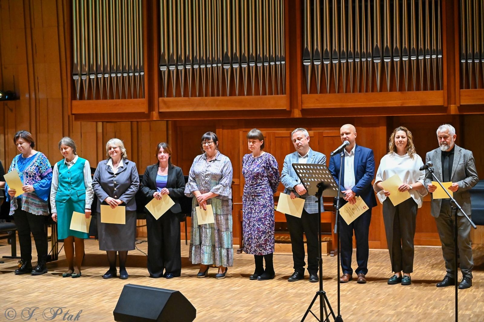 Zdjęcie w galerii na portalu naszraciborz.pl: Muzyczny hołd dla nauczycieli w raciborskiej szkole muzycznej wiadomości z regionu