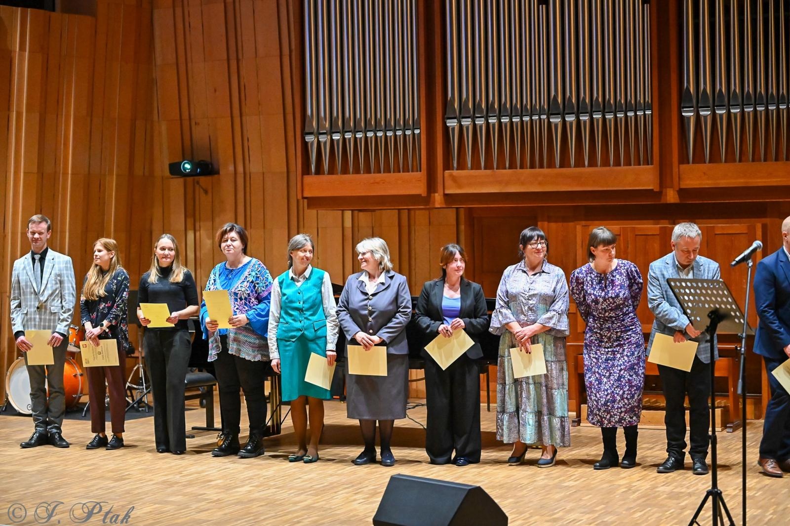 Zdjęcie w galerii na portalu naszraciborz.pl: Muzyczny hołd dla nauczycieli w raciborskiej szkole muzycznej wiadomości z regionu
