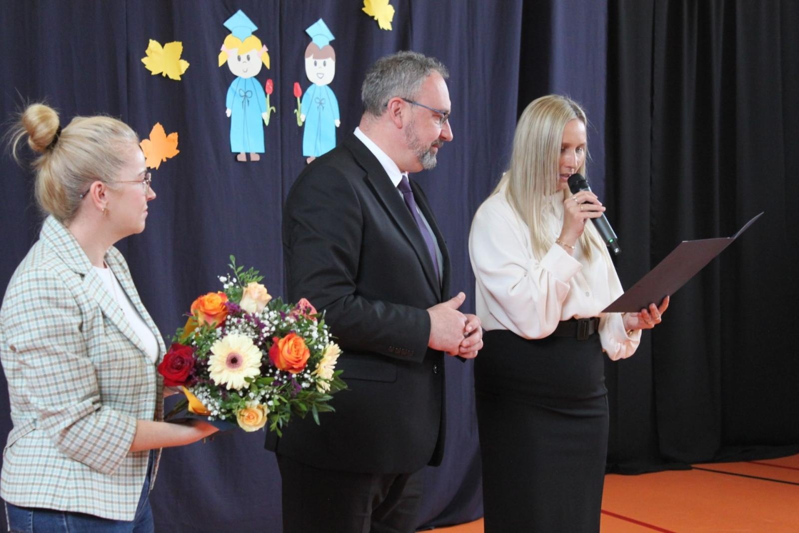 Zdjęcie w galerii na portalu naszraciborz.pl: Wdzięczność, wyróżnienia i radość z osiągnięć. Dzień Edukacji Narodowej w Gminie Nędza wiadomości z regionu