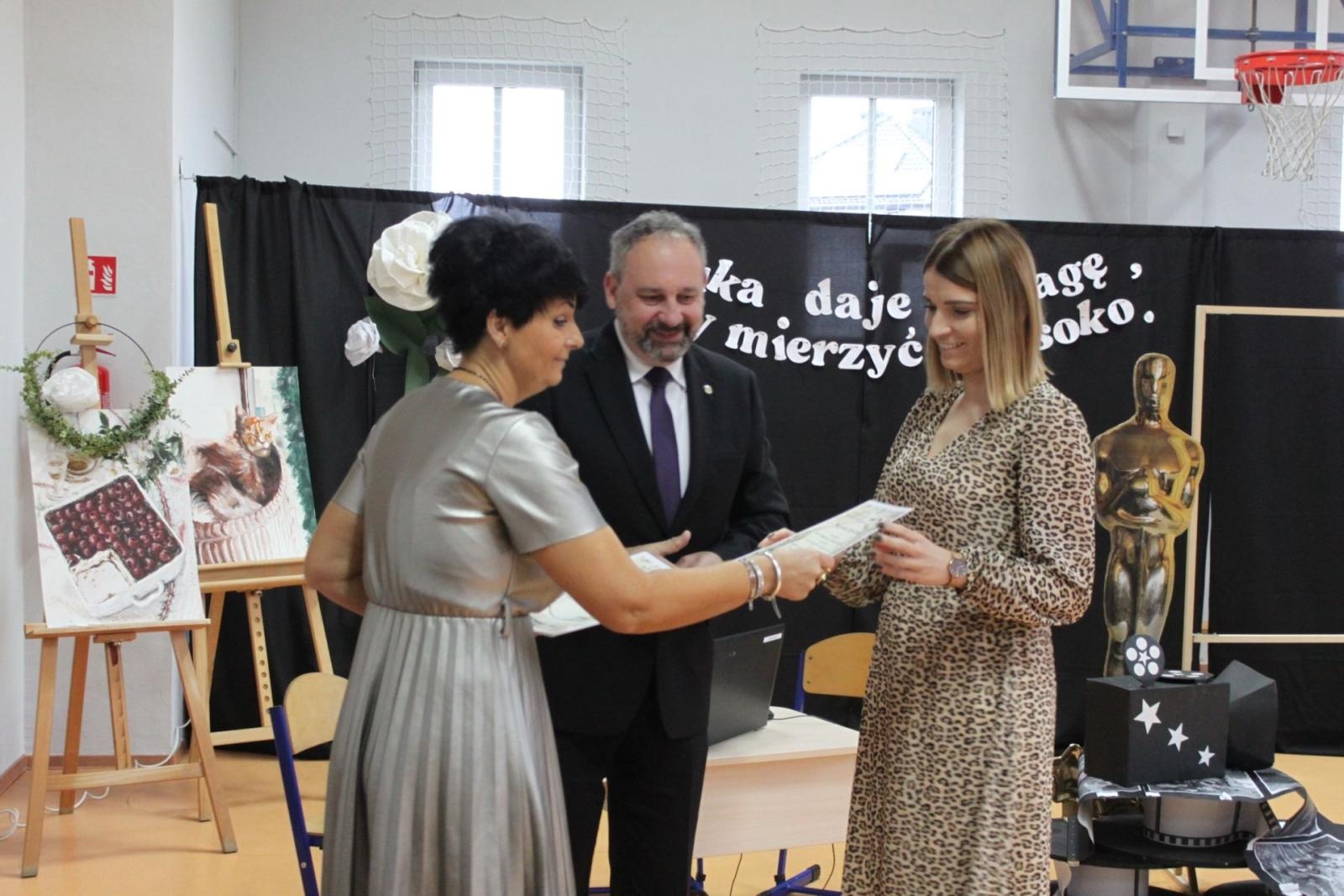 Zdjęcie w galerii na portalu naszraciborz.pl: Wdzięczność, wyróżnienia i radość z osiągnięć. Dzień Edukacji Narodowej w Gminie Nędza wiadomości z regionu