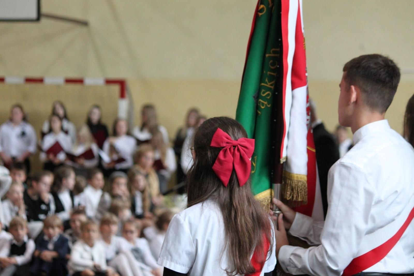 Zdjęcie w galerii na portalu naszraciborz.pl: Wdzięczność, wyróżnienia i radość z osiągnięć. Dzień Edukacji Narodowej w Gminie Nędza wiadomości z regionu