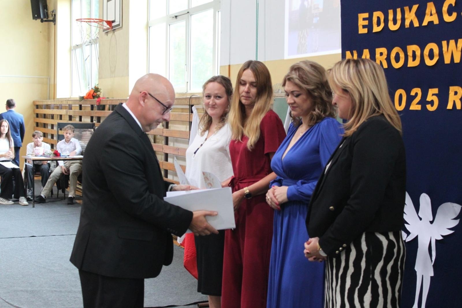 Zdjęcie w galerii na portalu naszraciborz.pl: Wdzięczność, wyróżnienia i radość z osiągnięć. Dzień Edukacji Narodowej w Gminie Nędza wiadomości z regionu