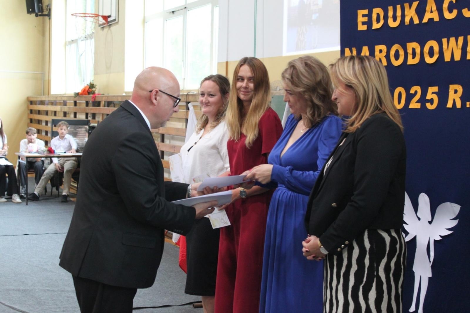 Zdjęcie w galerii na portalu naszraciborz.pl: Wdzięczność, wyróżnienia i radość z osiągnięć. Dzień Edukacji Narodowej w Gminie Nędza wiadomości z regionu