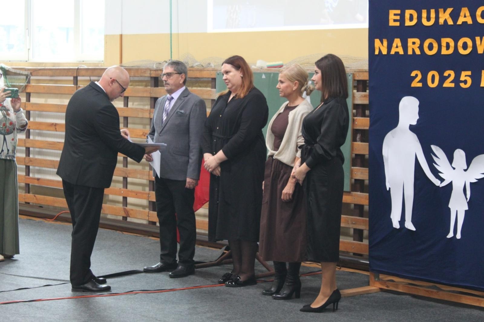 Zdjęcie w galerii na portalu naszraciborz.pl: Wdzięczność, wyróżnienia i radość z osiągnięć. Dzień Edukacji Narodowej w Gminie Nędza wiadomości z regionu