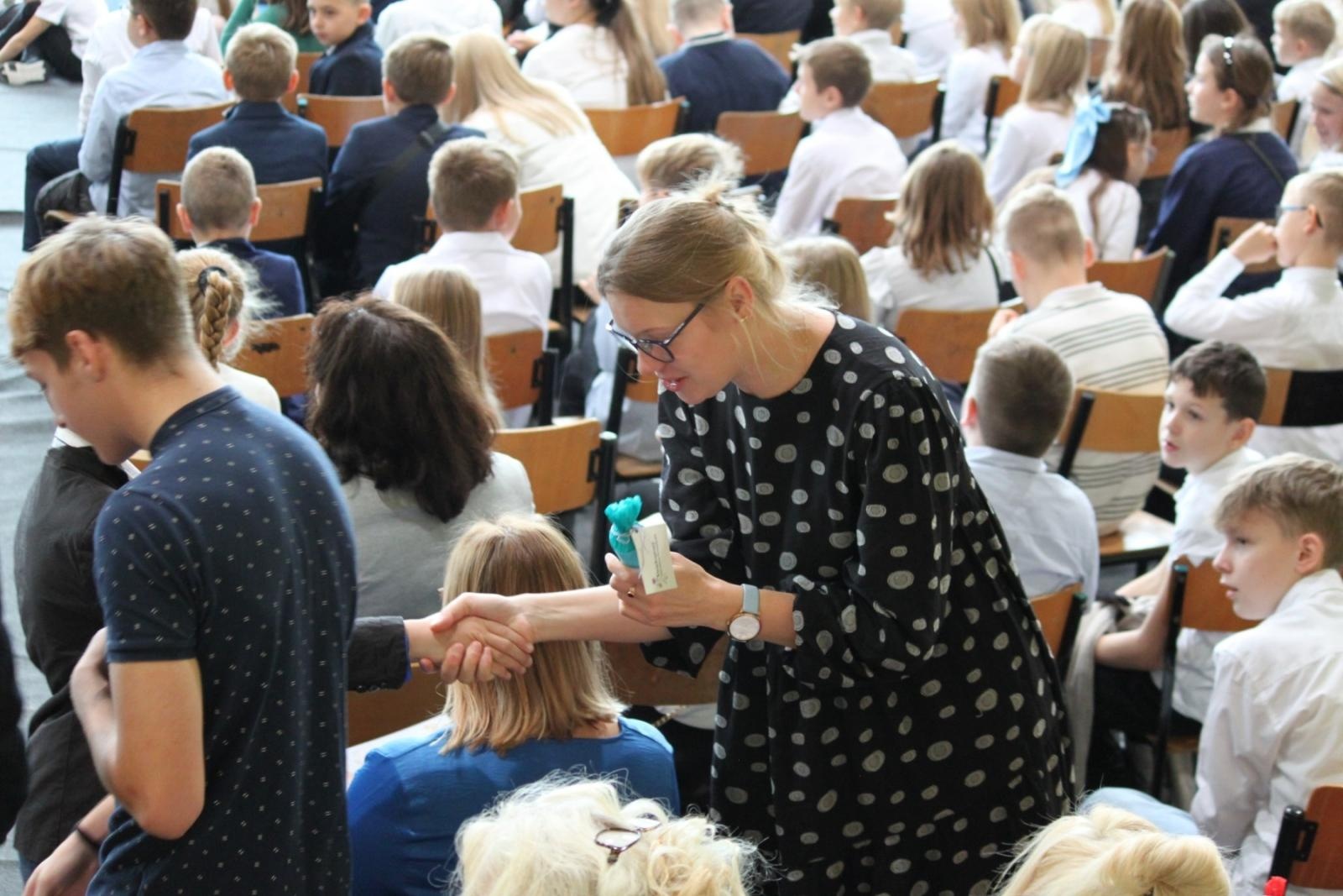 Zdjęcie w galerii na portalu naszraciborz.pl: Wdzięczność, wyróżnienia i radość z osiągnięć. Dzień Edukacji Narodowej w Gminie Nędza wiadomości z regionu