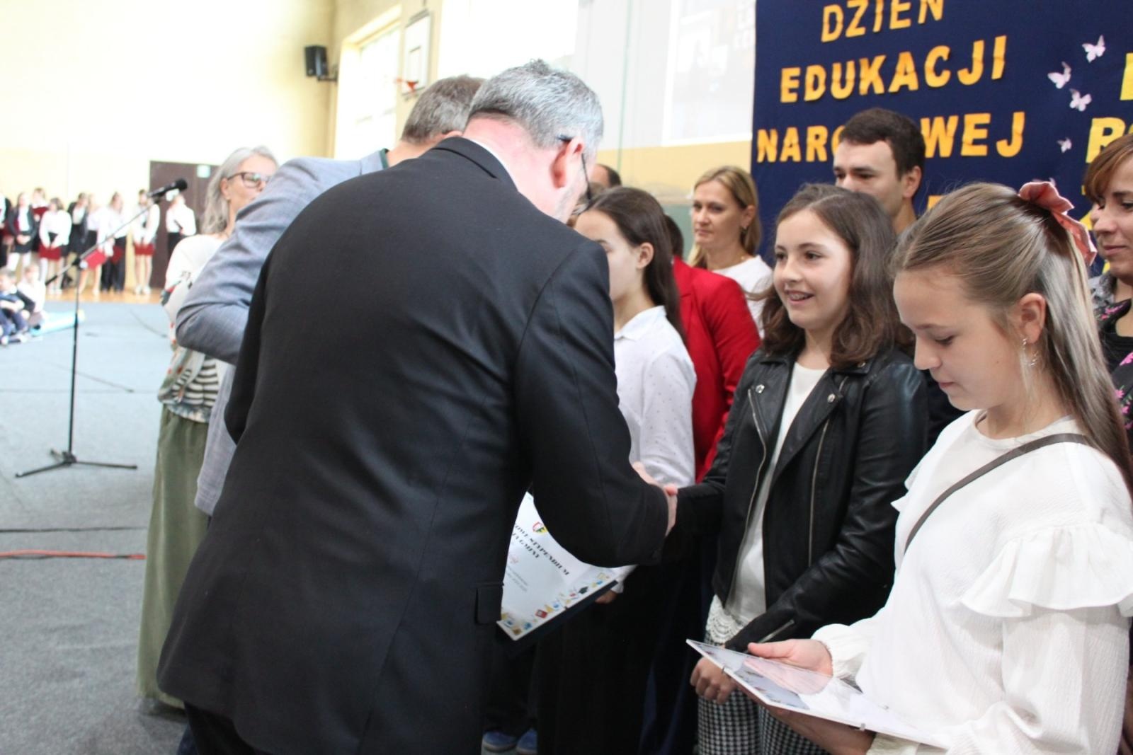 Zdjęcie w galerii na portalu naszraciborz.pl: Wdzięczność, wyróżnienia i radość z osiągnięć. Dzień Edukacji Narodowej w Gminie Nędza wiadomości z regionu