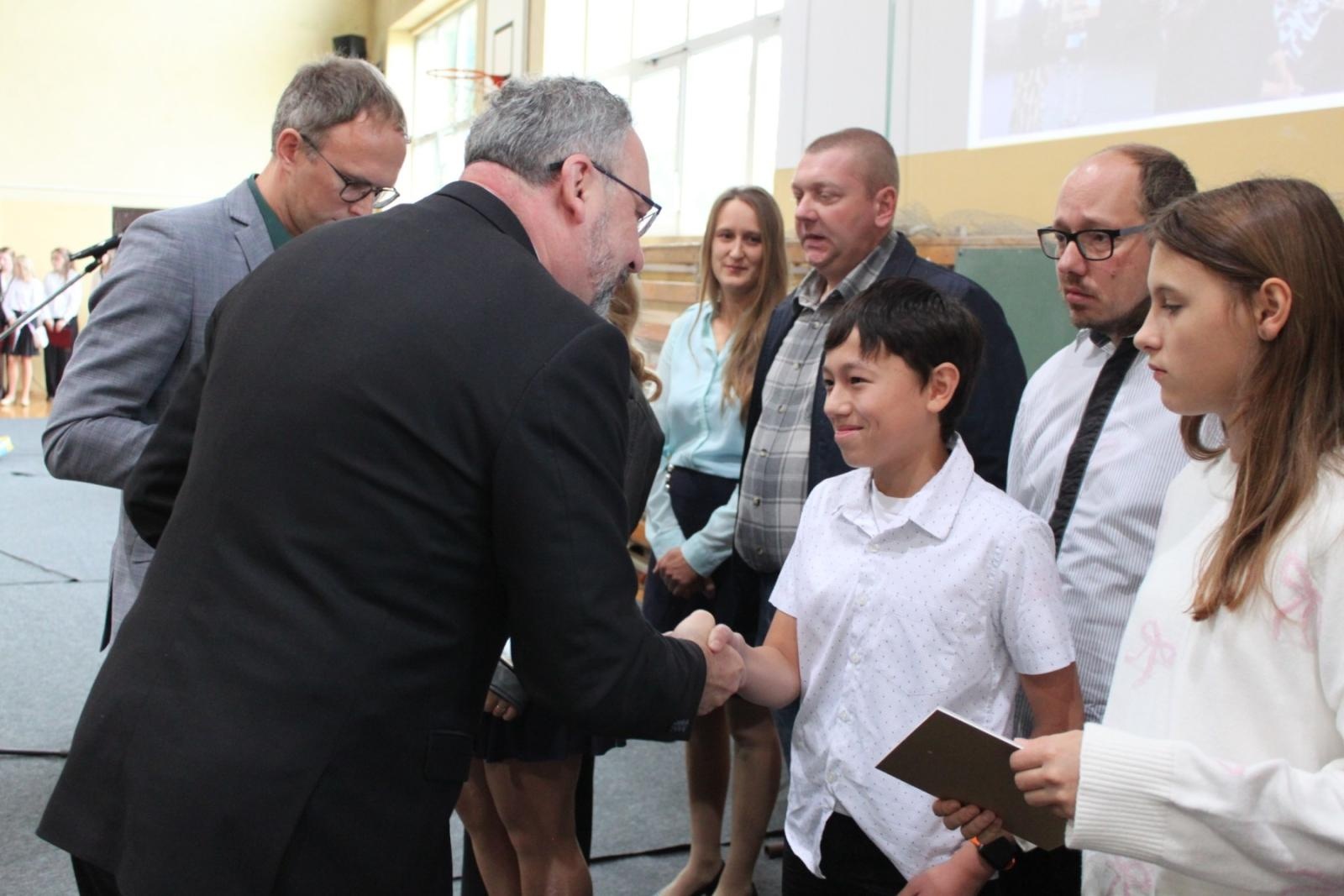 Zdjęcie w galerii na portalu naszraciborz.pl: Wdzięczność, wyróżnienia i radość z osiągnięć. Dzień Edukacji Narodowej w Gminie Nędza wiadomości z regionu