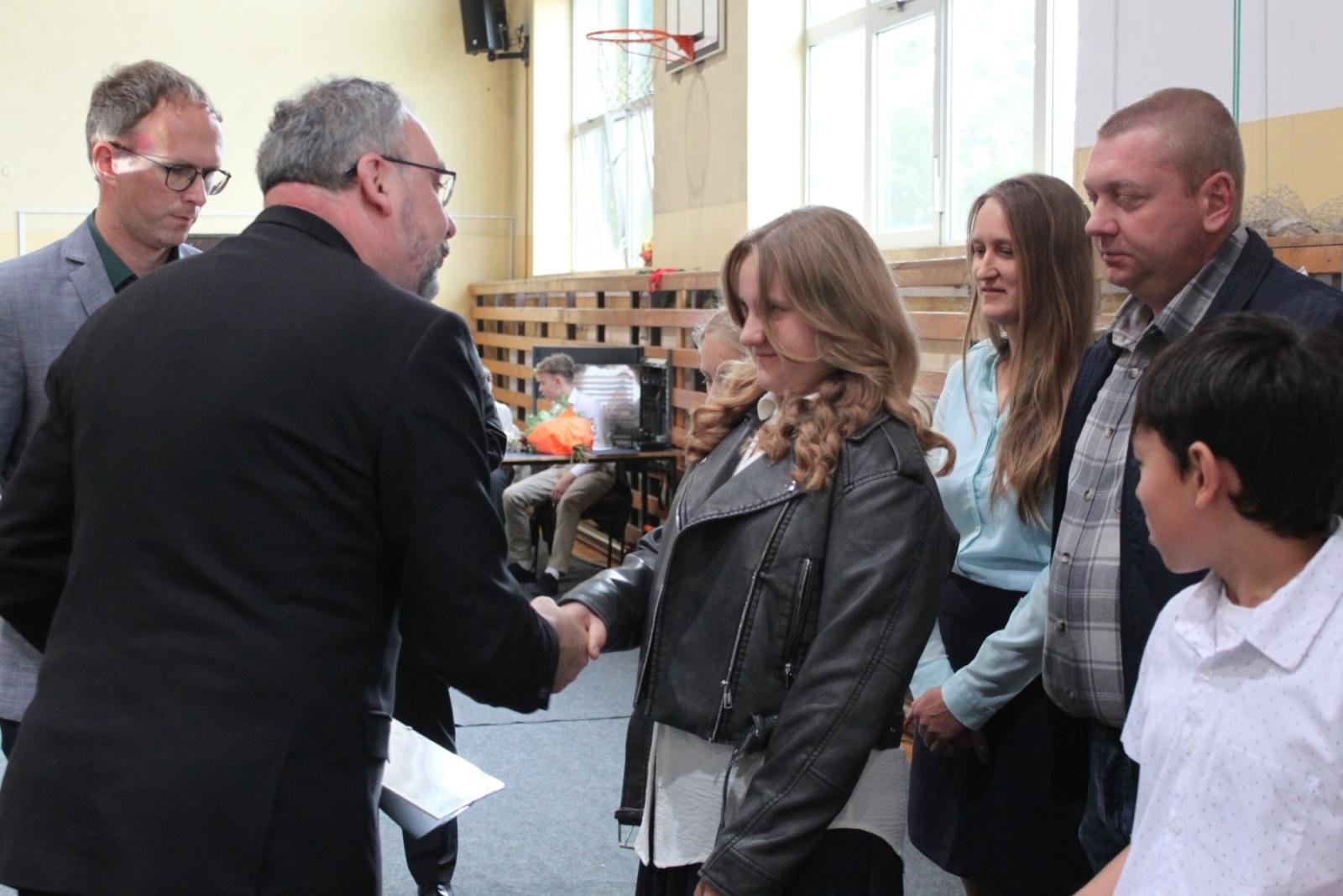 Zdjęcie w galerii na portalu naszraciborz.pl: Wdzięczność, wyróżnienia i radość z osiągnięć. Dzień Edukacji Narodowej w Gminie Nędza wiadomości z regionu