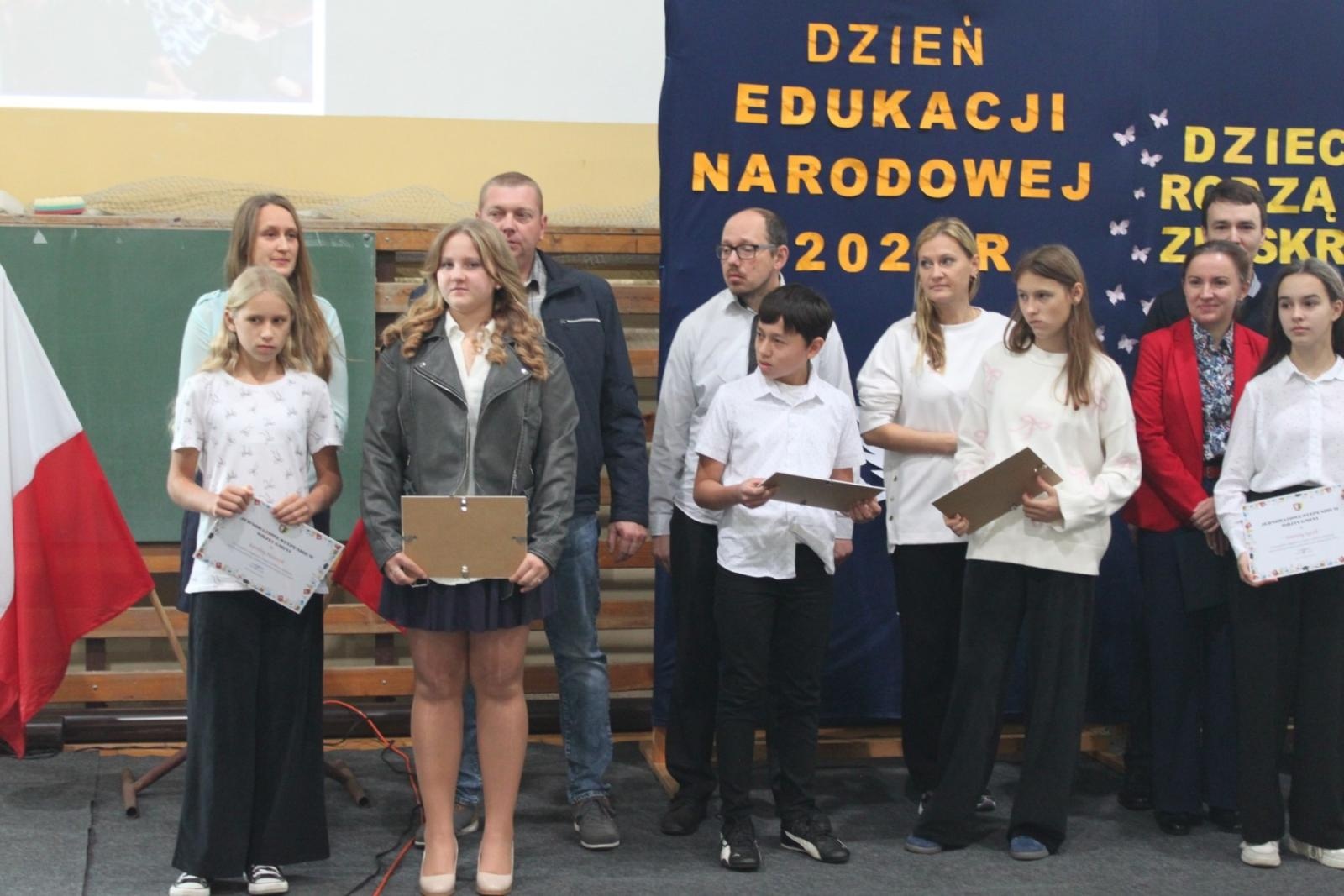 Zdjęcie w galerii na portalu naszraciborz.pl: Wdzięczność, wyróżnienia i radość z osiągnięć. Dzień Edukacji Narodowej w Gminie Nędza wiadomości z regionu