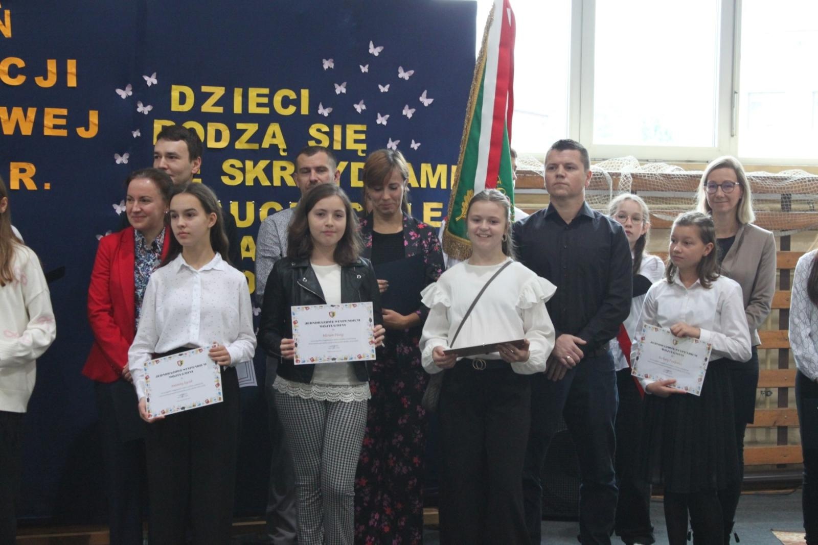 Zdjęcie w galerii na portalu naszraciborz.pl: Wdzięczność, wyróżnienia i radość z osiągnięć. Dzień Edukacji Narodowej w Gminie Nędza wiadomości z regionu