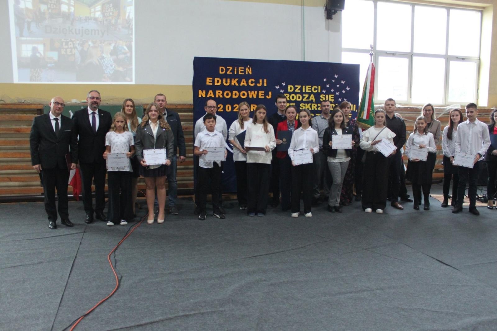 Zdjęcie w galerii na portalu naszraciborz.pl: Wdzięczność, wyróżnienia i radość z osiągnięć. Dzień Edukacji Narodowej w Gminie Nędza wiadomości z regionu