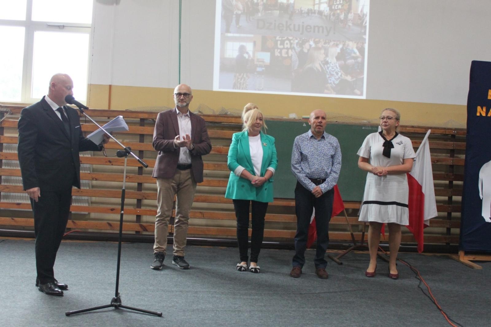 Zdjęcie w galerii na portalu naszraciborz.pl: Wdzięczność, wyróżnienia i radość z osiągnięć. Dzień Edukacji Narodowej w Gminie Nędza wiadomości z regionu