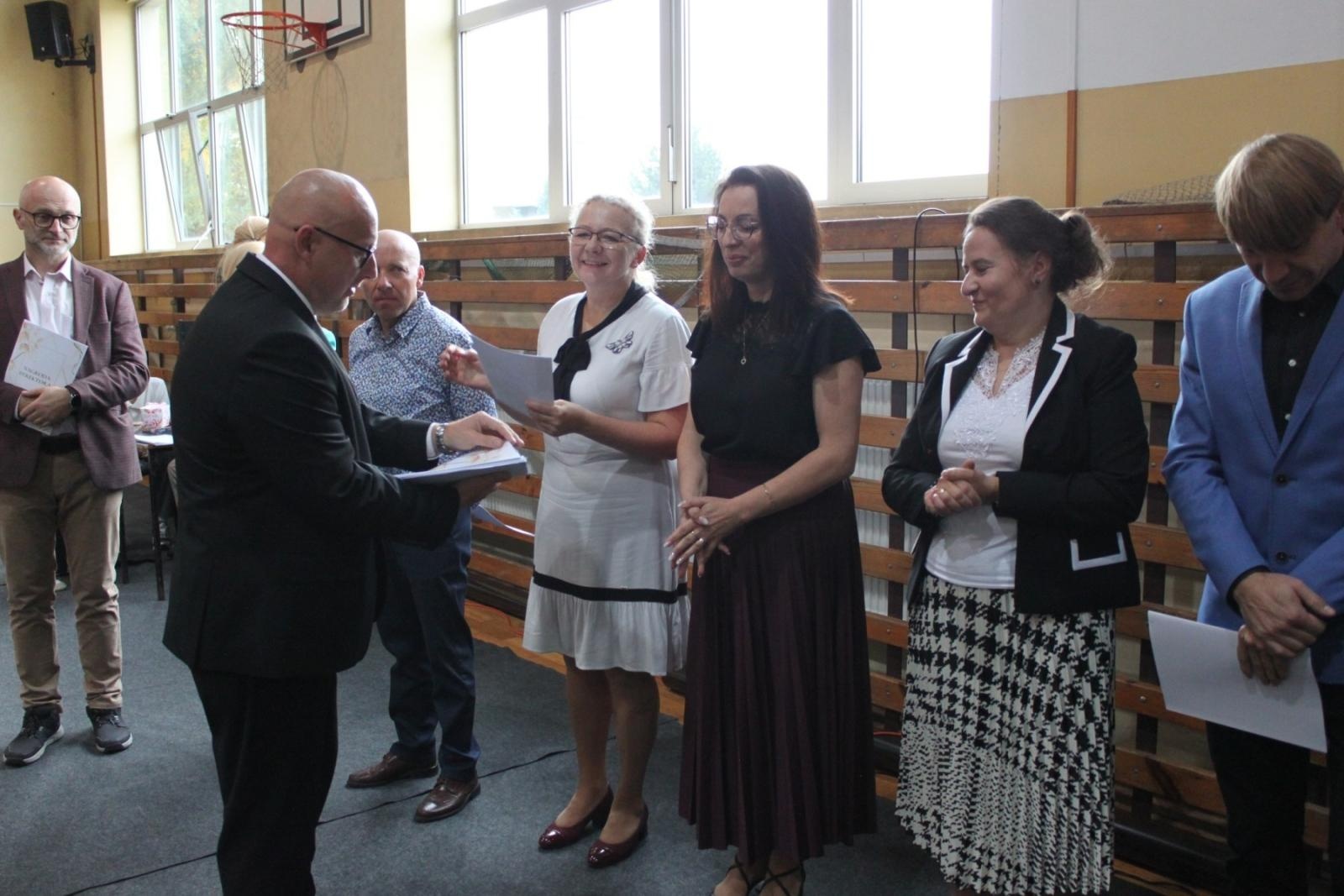 Zdjęcie w galerii na portalu naszraciborz.pl: Wdzięczność, wyróżnienia i radość z osiągnięć. Dzień Edukacji Narodowej w Gminie Nędza wiadomości z regionu