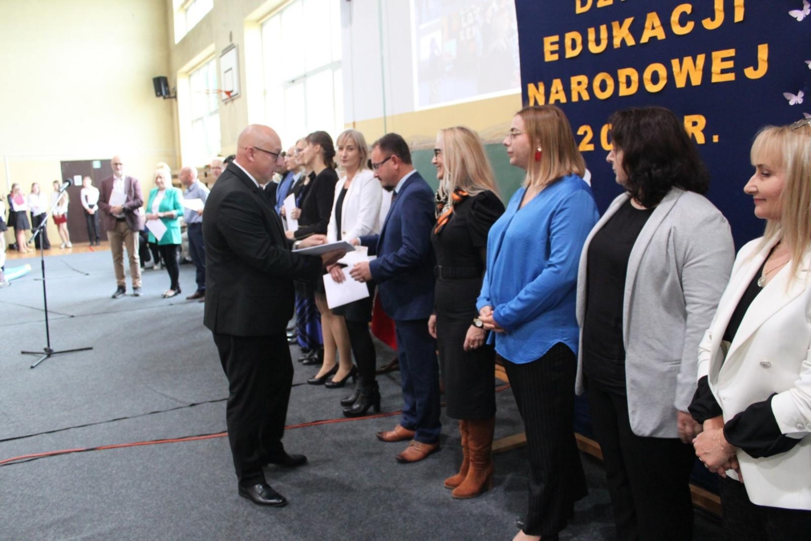 Zdjęcie w galerii na portalu naszraciborz.pl: Wdzięczność, wyróżnienia i radość z osiągnięć. Dzień Edukacji Narodowej w Gminie Nędza wiadomości z regionu