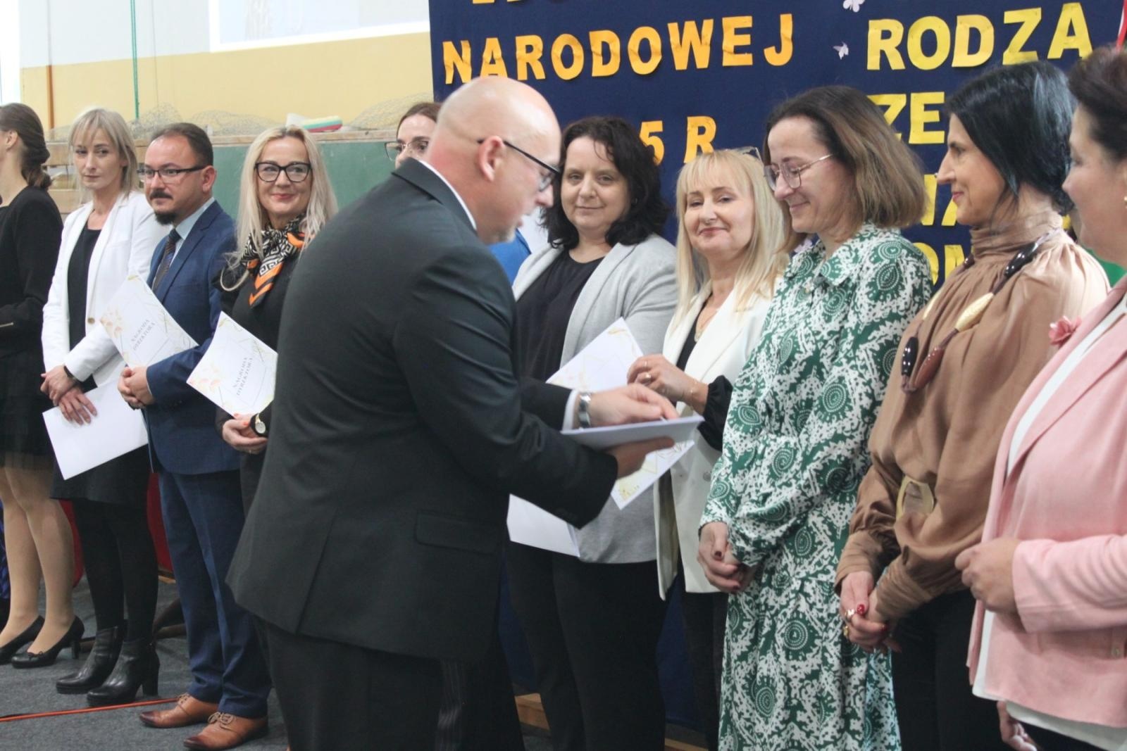 Zdjęcie w galerii na portalu naszraciborz.pl: Wdzięczność, wyróżnienia i radość z osiągnięć. Dzień Edukacji Narodowej w Gminie Nędza wiadomości z regionu