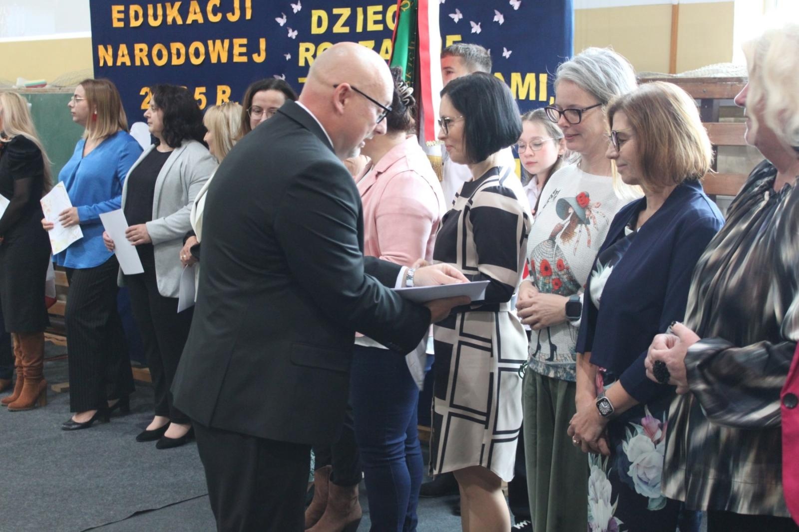 Zdjęcie w galerii na portalu naszraciborz.pl: Wdzięczność, wyróżnienia i radość z osiągnięć. Dzień Edukacji Narodowej w Gminie Nędza wiadomości z regionu