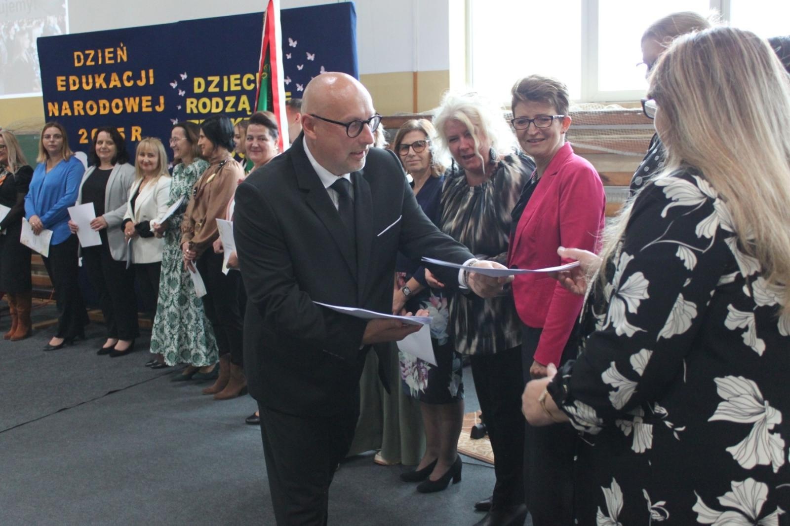 Zdjęcie w galerii na portalu naszraciborz.pl: Wdzięczność, wyróżnienia i radość z osiągnięć. Dzień Edukacji Narodowej w Gminie Nędza wiadomości z regionu