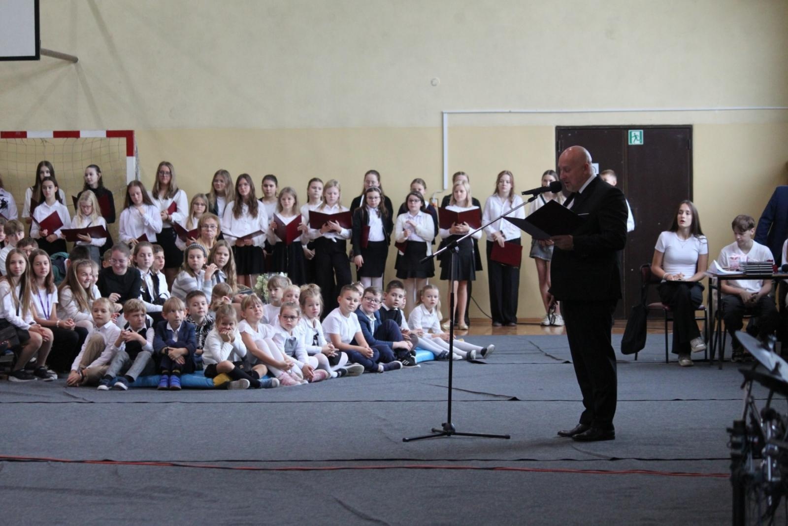 Zdjęcie w galerii na portalu naszraciborz.pl: Wdzięczność, wyróżnienia i radość z osiągnięć. Dzień Edukacji Narodowej w Gminie Nędza wiadomości z regionu