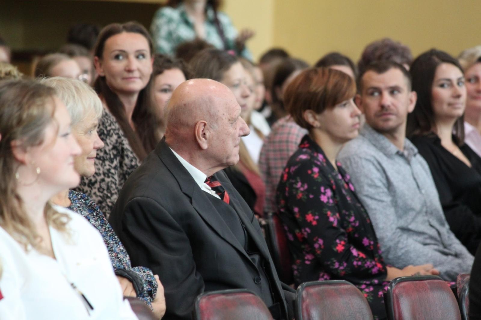 Zdjęcie w galerii na portalu naszraciborz.pl: Wdzięczność, wyróżnienia i radość z osiągnięć. Dzień Edukacji Narodowej w Gminie Nędza wiadomości z regionu