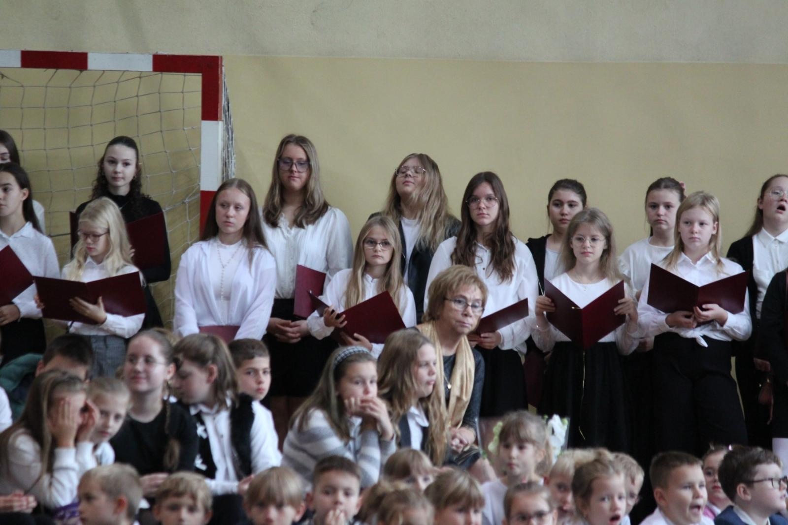 Zdjęcie w galerii na portalu naszraciborz.pl: Wdzięczność, wyróżnienia i radość z osiągnięć. Dzień Edukacji Narodowej w Gminie Nędza wiadomości z regionu