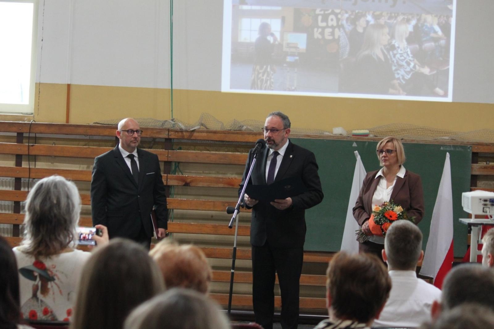 Zdjęcie w galerii na portalu naszraciborz.pl: Wdzięczność, wyróżnienia i radość z osiągnięć. Dzień Edukacji Narodowej w Gminie Nędza wiadomości z regionu