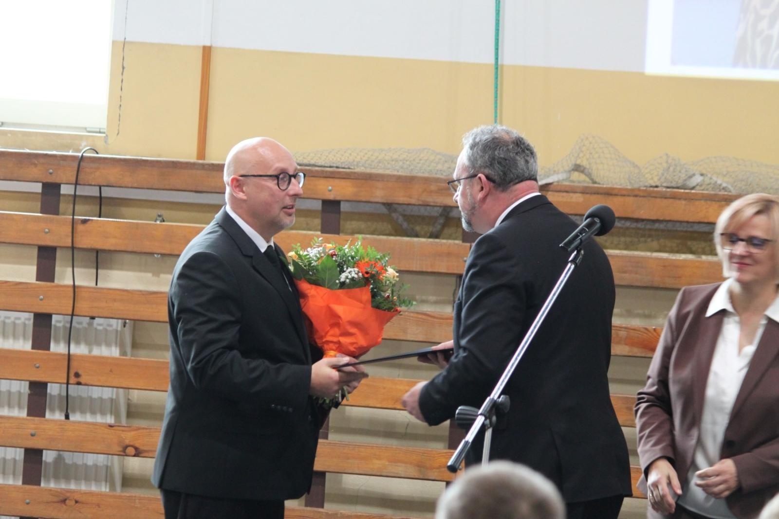 Zdjęcie w galerii na portalu naszraciborz.pl: Wdzięczność, wyróżnienia i radość z osiągnięć. Dzień Edukacji Narodowej w Gminie Nędza wiadomości z regionu