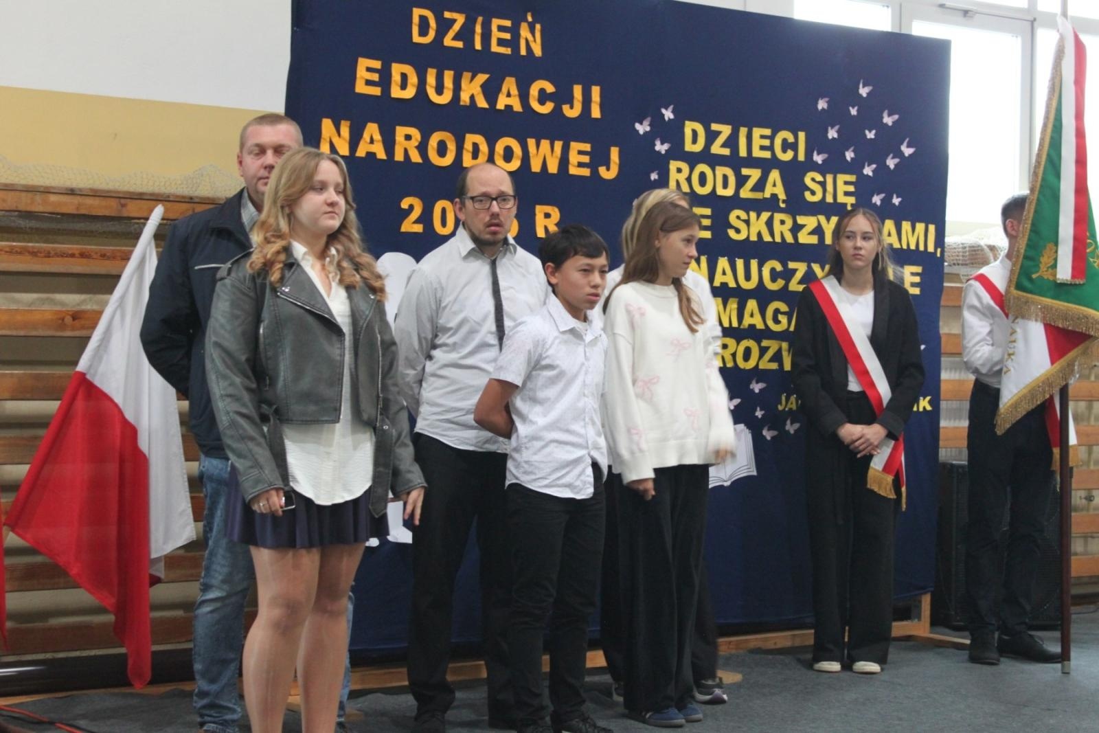 Zdjęcie w galerii na portalu naszraciborz.pl: Wdzięczność, wyróżnienia i radość z osiągnięć. Dzień Edukacji Narodowej w Gminie Nędza wiadomości z regionu
