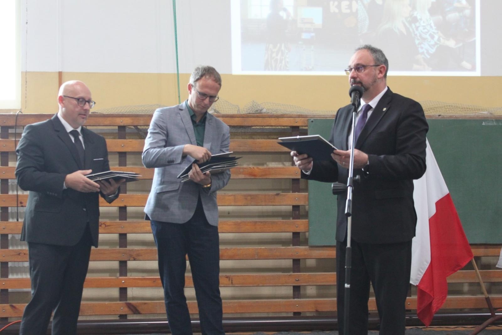 Zdjęcie w galerii na portalu naszraciborz.pl: Wdzięczność, wyróżnienia i radość z osiągnięć. Dzień Edukacji Narodowej w Gminie Nędza wiadomości z regionu