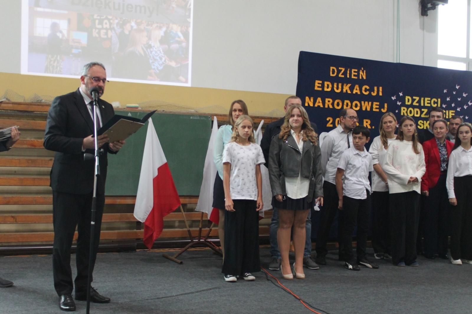 Zdjęcie w galerii na portalu naszraciborz.pl: Wdzięczność, wyróżnienia i radość z osiągnięć. Dzień Edukacji Narodowej w Gminie Nędza wiadomości z regionu