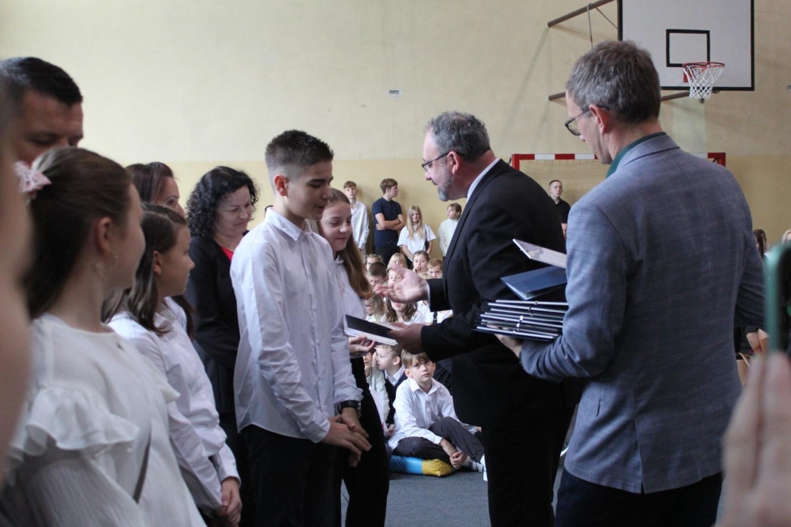 Zdjęcie w galerii na portalu naszraciborz.pl: Wdzięczność, wyróżnienia i radość z osiągnięć. Dzień Edukacji Narodowej w Gminie Nędza wiadomości z regionu