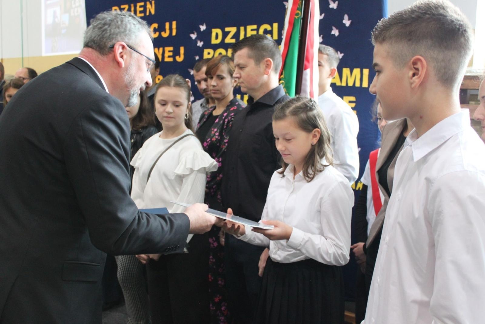 Zdjęcie w galerii na portalu naszraciborz.pl: Wdzięczność, wyróżnienia i radość z osiągnięć. Dzień Edukacji Narodowej w Gminie Nędza wiadomości z regionu