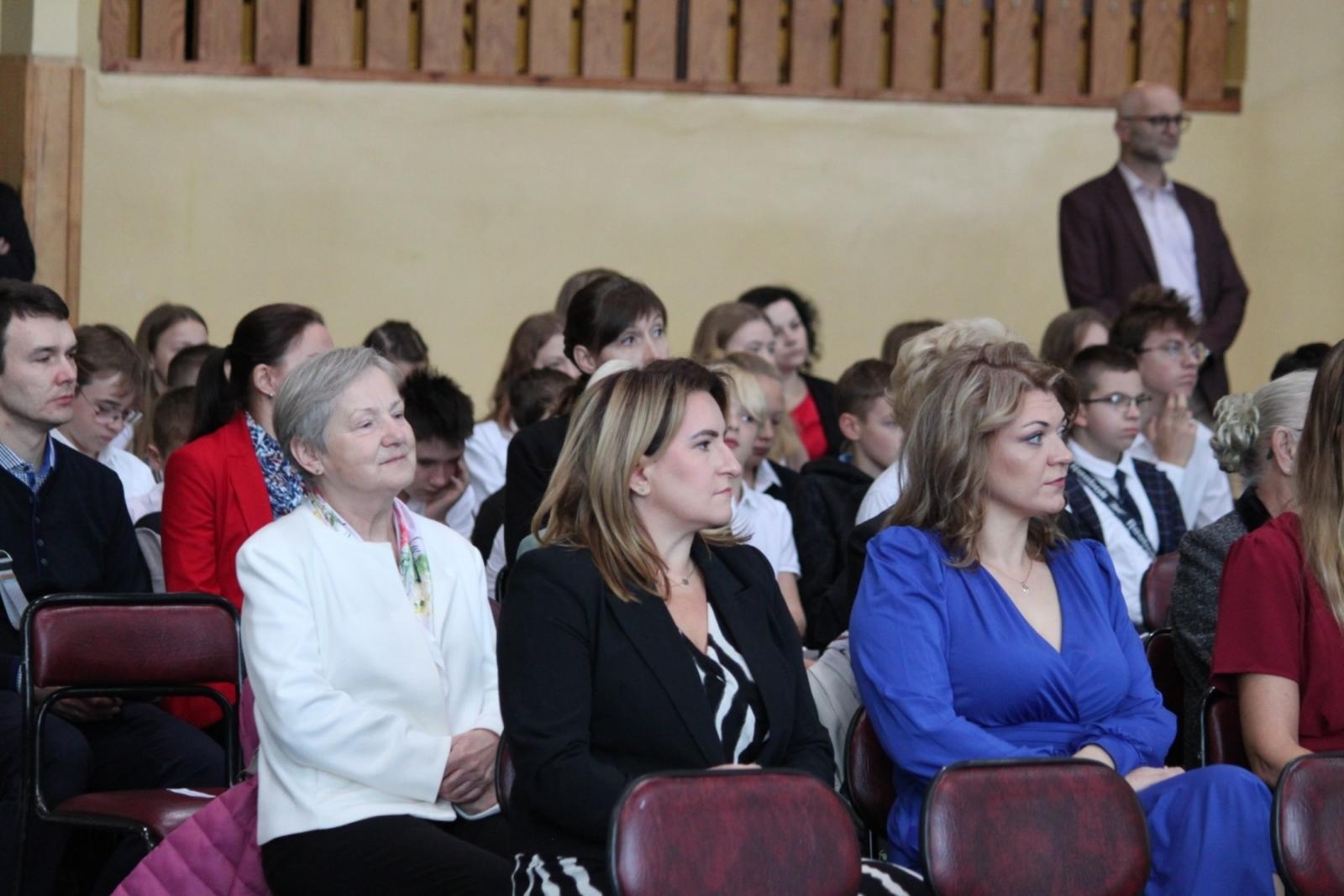 Zdjęcie w galerii na portalu naszraciborz.pl: Wdzięczność, wyróżnienia i radość z osiągnięć. Dzień Edukacji Narodowej w Gminie Nędza wiadomości z regionu