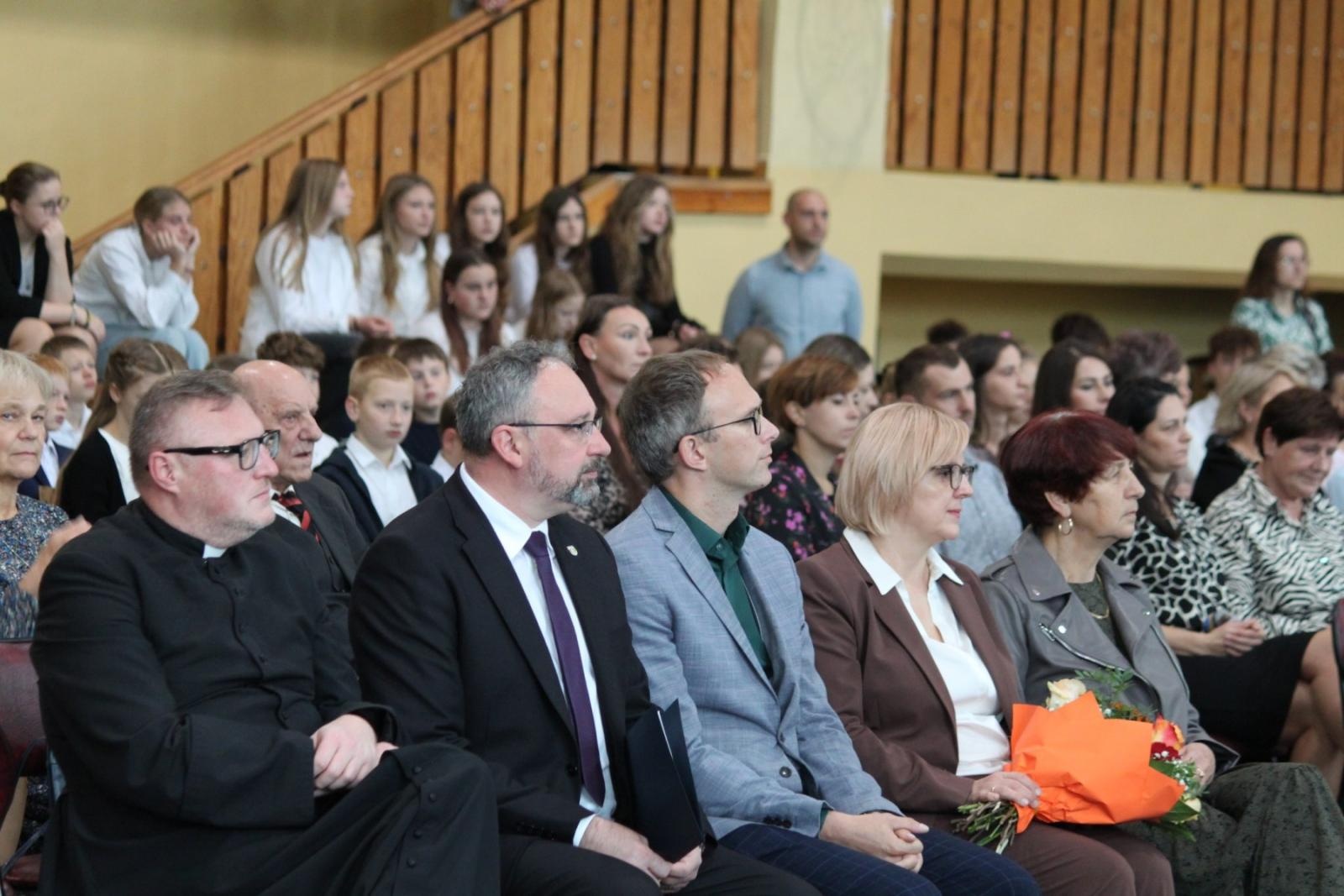 Zdjęcie w galerii na portalu naszraciborz.pl: Wdzięczność, wyróżnienia i radość z osiągnięć. Dzień Edukacji Narodowej w Gminie Nędza wiadomości z regionu