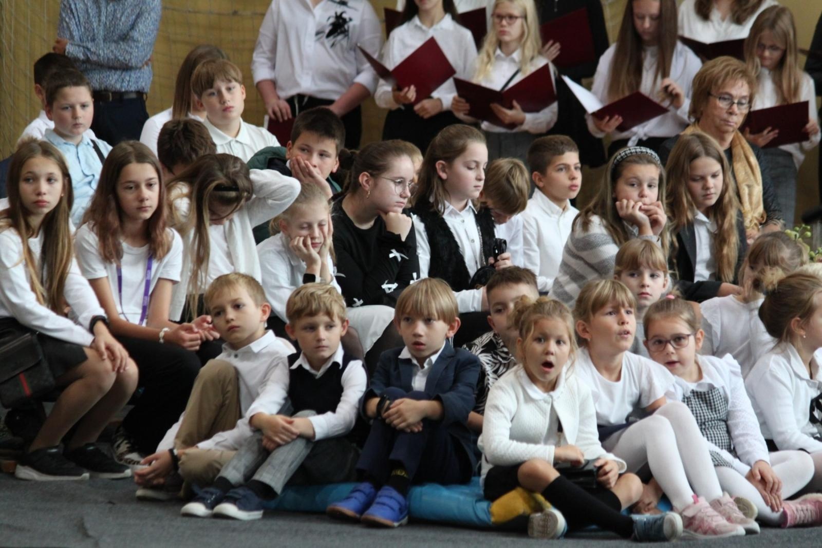 Zdjęcie w galerii na portalu naszraciborz.pl: Wdzięczność, wyróżnienia i radość z osiągnięć. Dzień Edukacji Narodowej w Gminie Nędza wiadomości z regionu