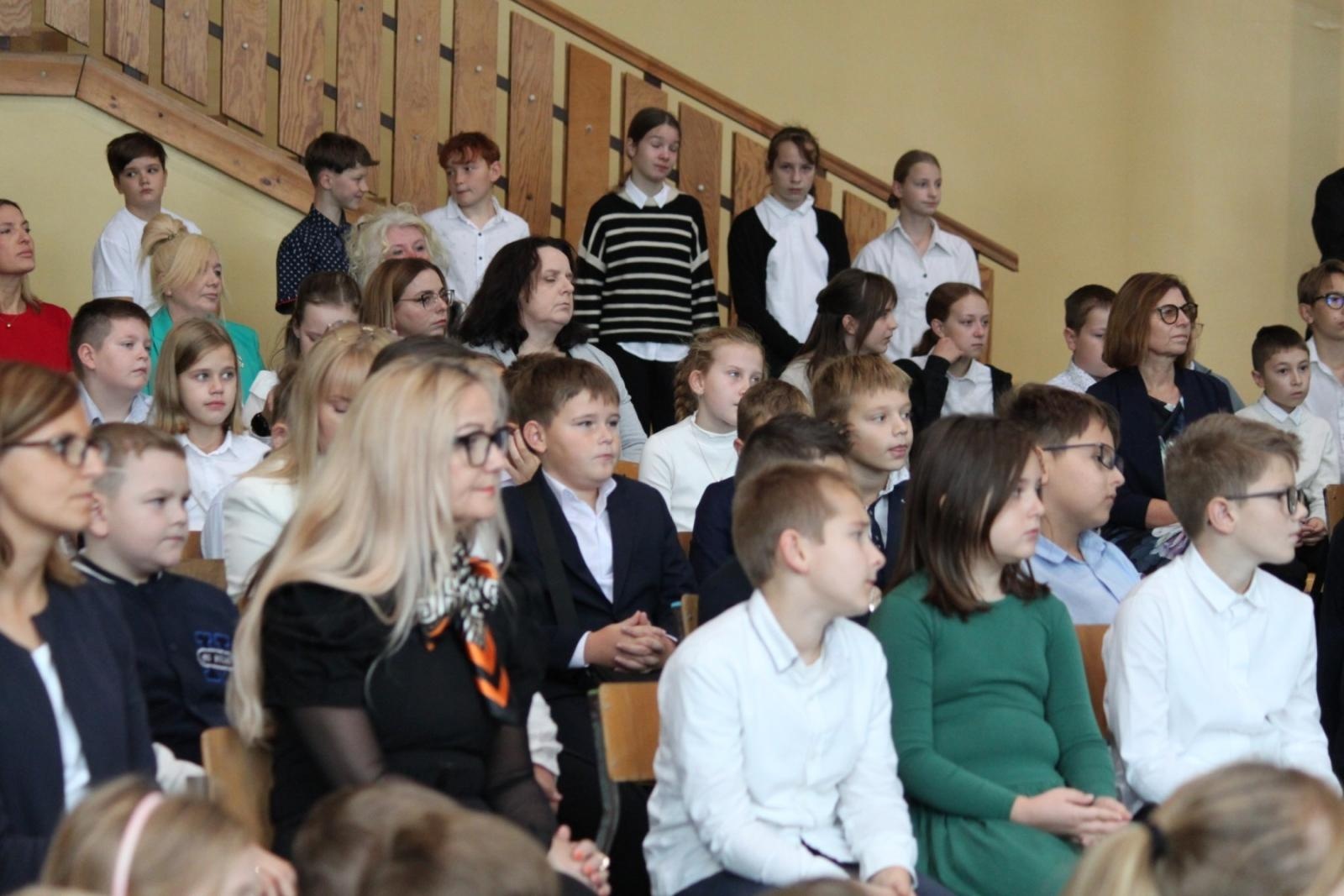 Zdjęcie w galerii na portalu naszraciborz.pl: Wdzięczność, wyróżnienia i radość z osiągnięć. Dzień Edukacji Narodowej w Gminie Nędza wiadomości z regionu