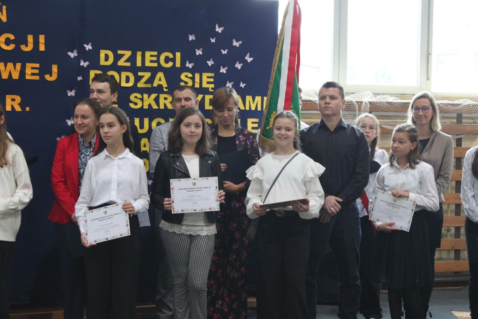 Zdjęcie w galerii na portalu naszraciborz.pl: Wdzięczność, wyróżnienia i radość z osiągnięć. Dzień Edukacji Narodowej w Gminie Nędza wiadomości z regionu