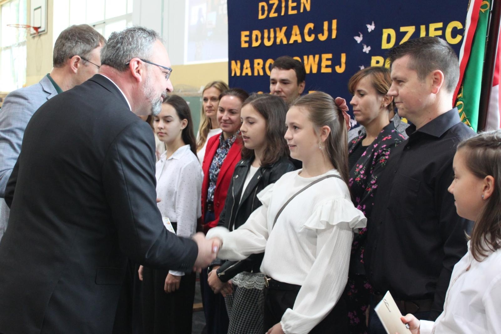 Zdjęcie w galerii na portalu naszraciborz.pl: Wdzięczność, wyróżnienia i radość z osiągnięć. Dzień Edukacji Narodowej w Gminie Nędza wiadomości z regionu