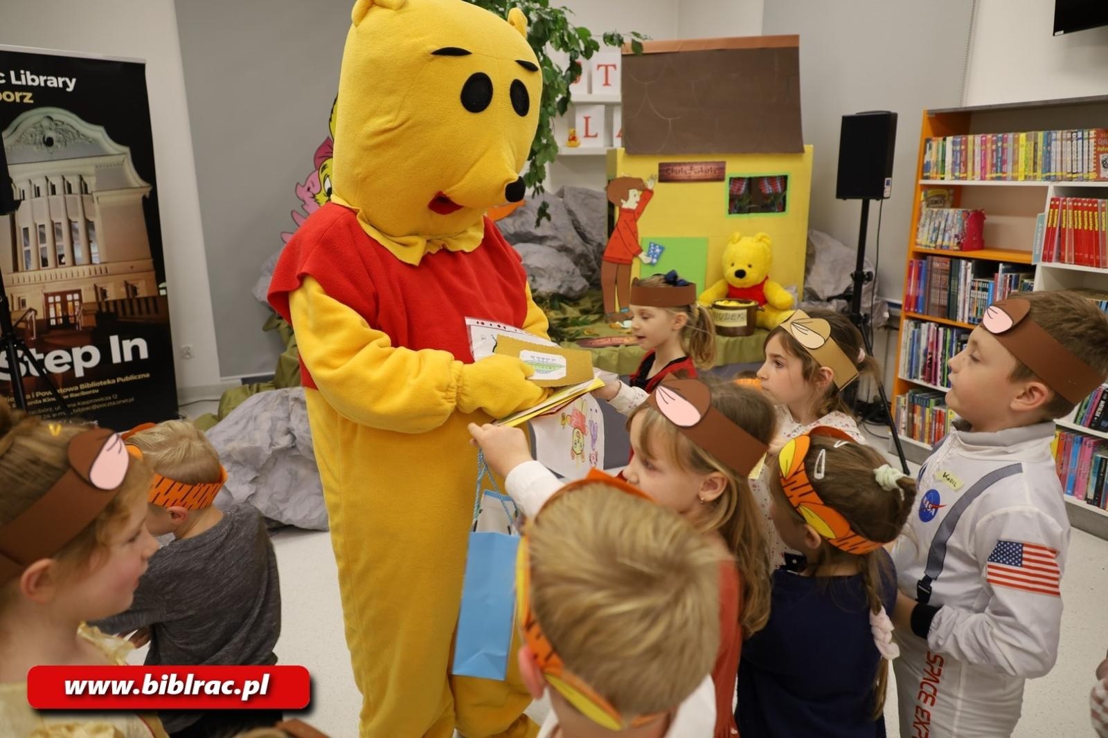 Zdjęcie w galerii na portalu naszraciborz.pl: Sto Lat dla Kubusia Puchatka w raciborskiej bibliotece wiadomości z regionu