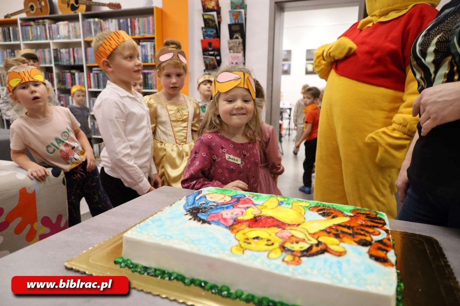 Zdjęcie w galerii na portalu naszraciborz.pl: Sto Lat dla Kubusia Puchatka w raciborskiej bibliotece wiadomości z regionu