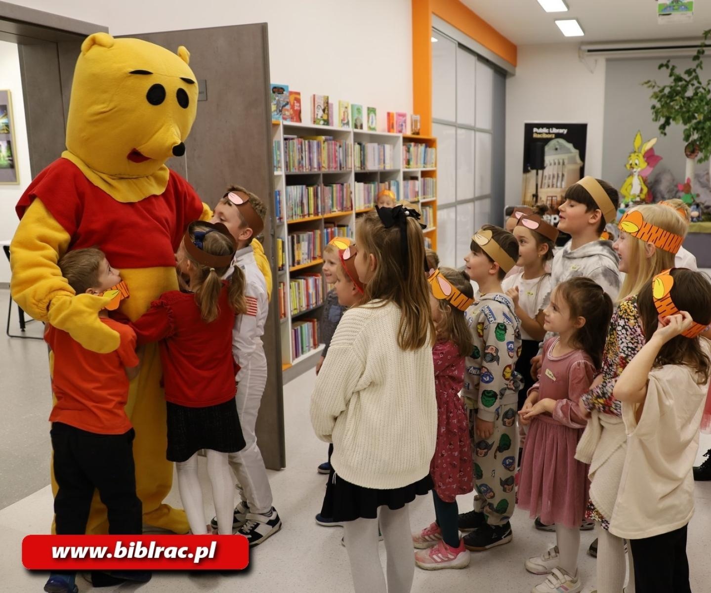 Zdjęcie w galerii na portalu naszraciborz.pl: Sto Lat dla Kubusia Puchatka w raciborskiej bibliotece wiadomości z regionu