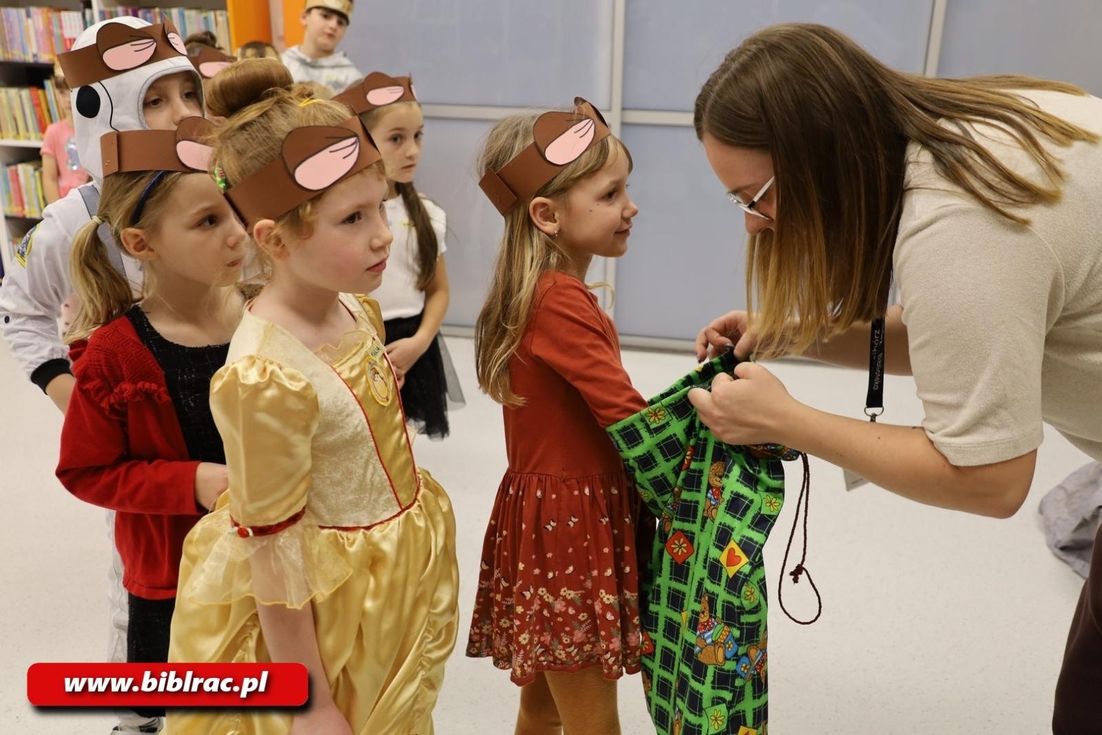 Zdjęcie w galerii na portalu naszraciborz.pl: Sto Lat dla Kubusia Puchatka w raciborskiej bibliotece wiadomości z regionu