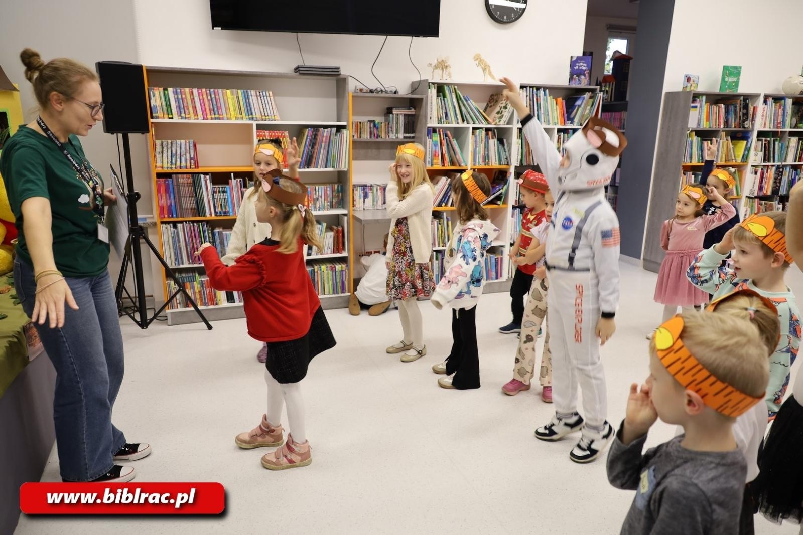Zdjęcie w galerii na portalu naszraciborz.pl: Sto Lat dla Kubusia Puchatka w raciborskiej bibliotece wiadomości z regionu