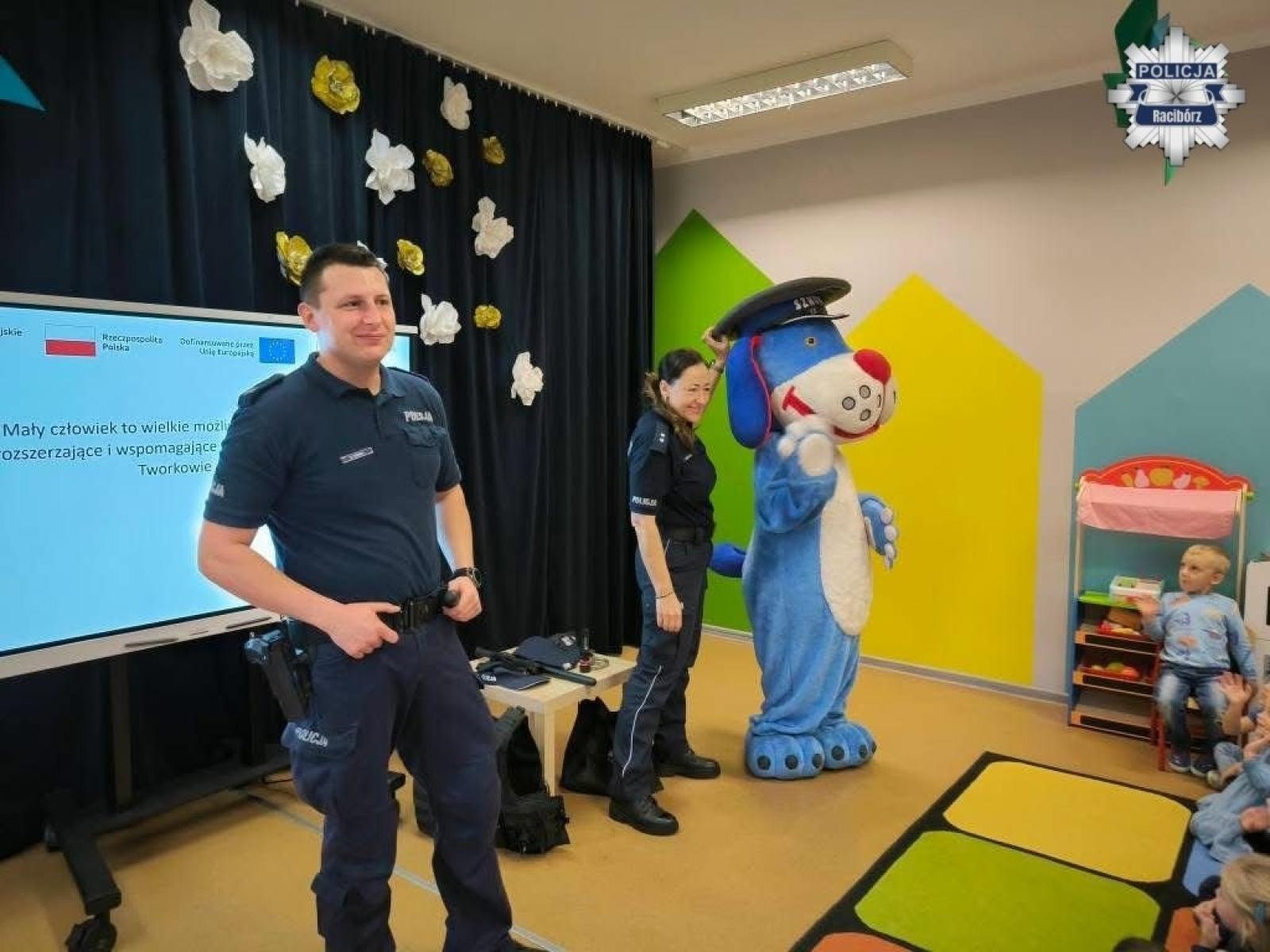 Zdjęcie w galerii na portalu naszraciborz.pl: Edukacja poprzez zabawę. Policyjna wizyta w przedszkolu w Tworkowie wiadomości z regionu