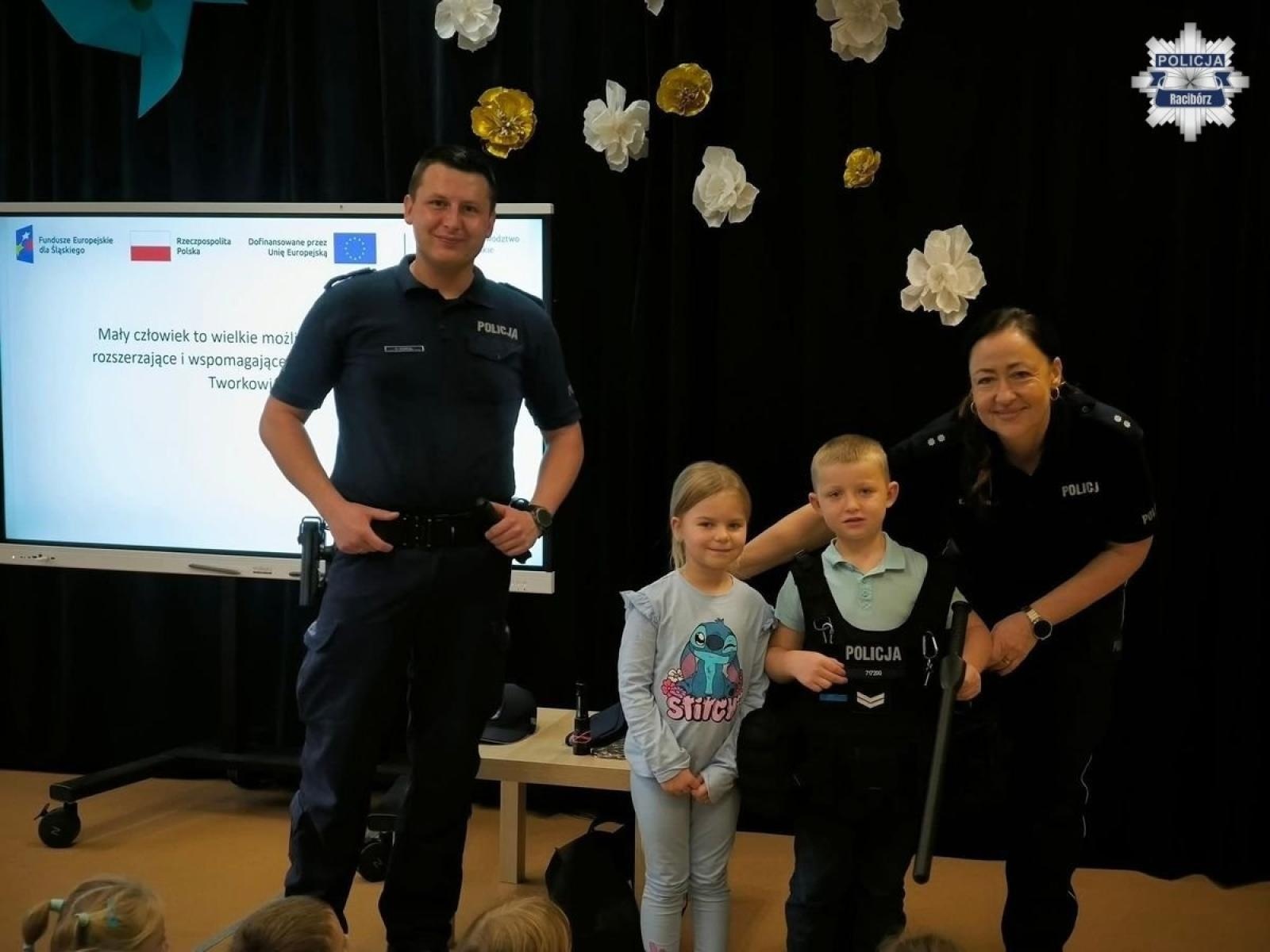Zdjęcie w galerii na portalu naszraciborz.pl: Edukacja poprzez zabawę. Policyjna wizyta w przedszkolu w Tworkowie wiadomości z regionu