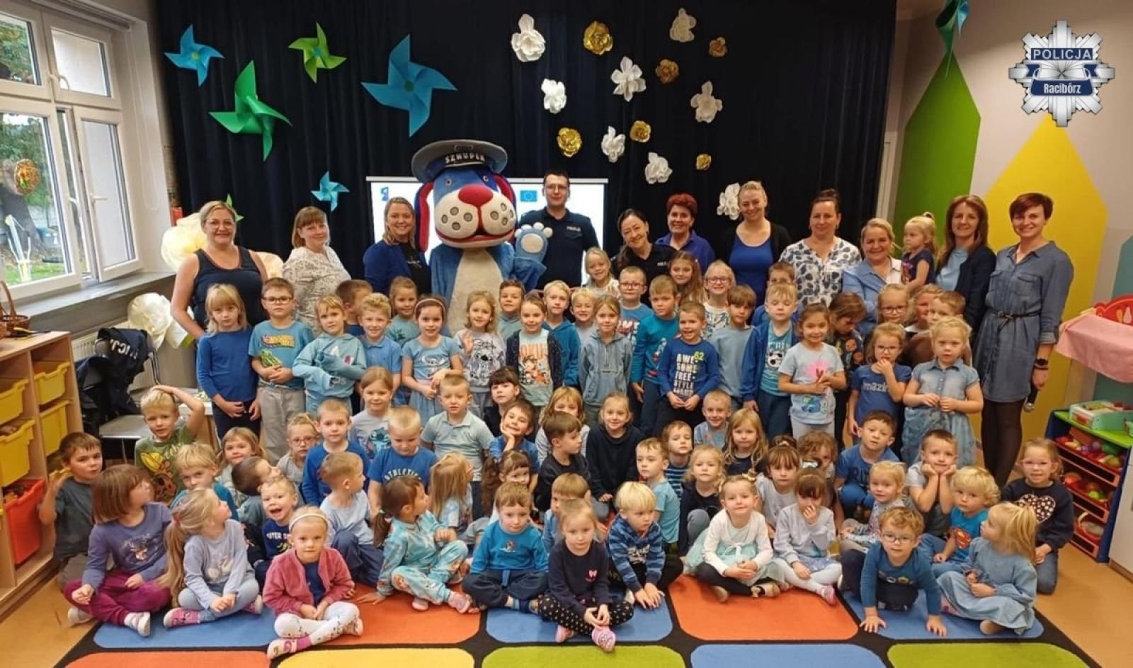 Zdjęcie w galerii na portalu naszraciborz.pl: Edukacja poprzez zabawę. Policyjna wizyta w przedszkolu w Tworkowie wiadomości z regionu