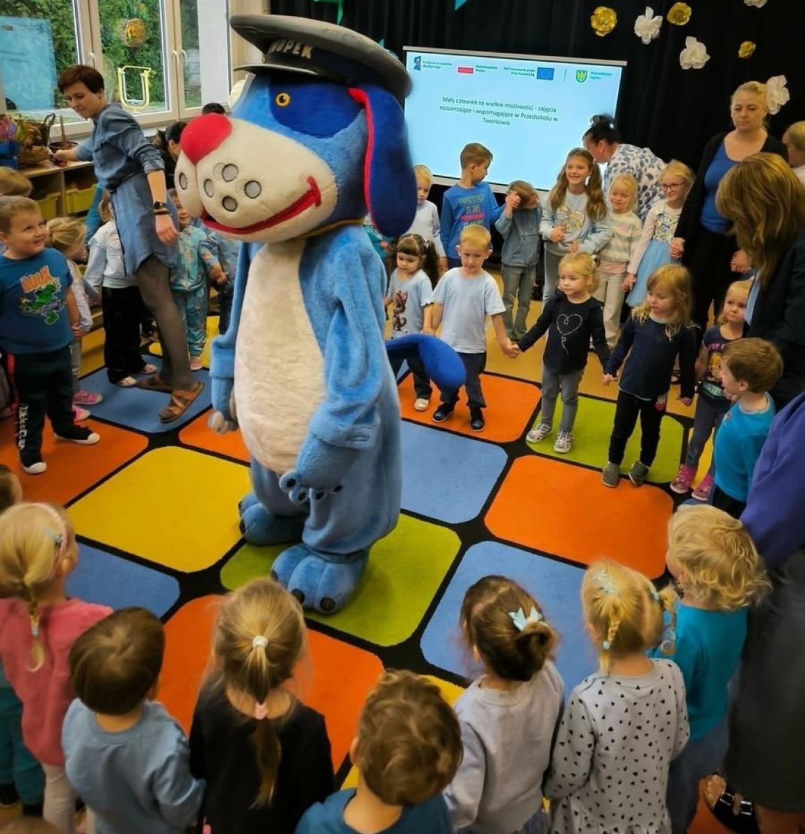 Zdjęcie w galerii na portalu naszraciborz.pl: Edukacja poprzez zabawę. Policyjna wizyta w przedszkolu w Tworkowie wiadomości z regionu