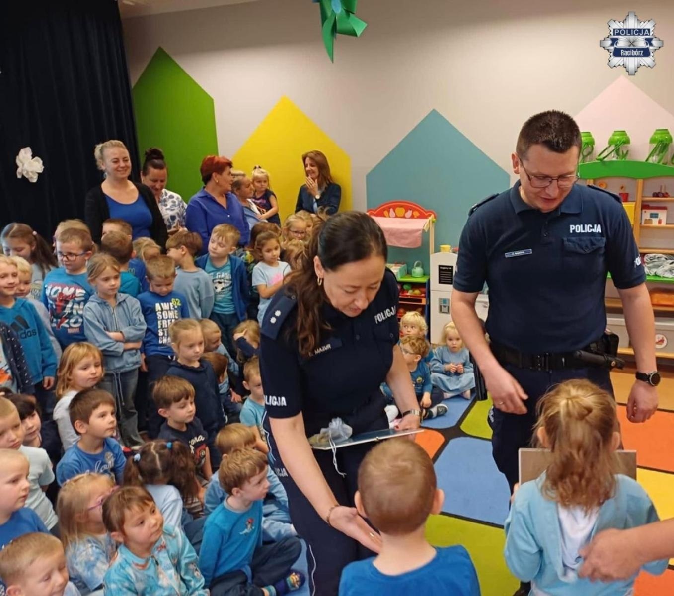Zdjęcie w galerii na portalu naszraciborz.pl: Edukacja poprzez zabawę. Policyjna wizyta w przedszkolu w Tworkowie wiadomości z regionu